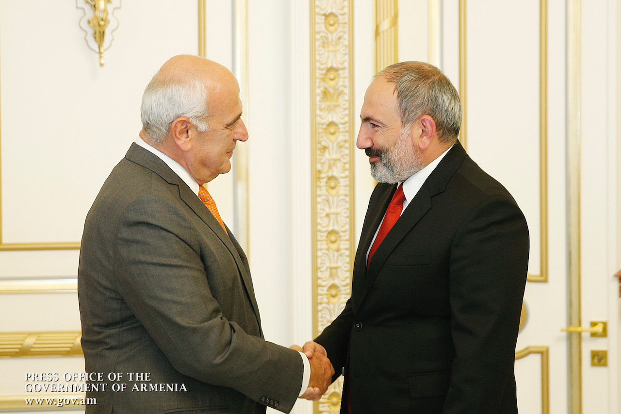PM Pashinyan greets AGBU-President Berge Setrakian at the Armenian government building